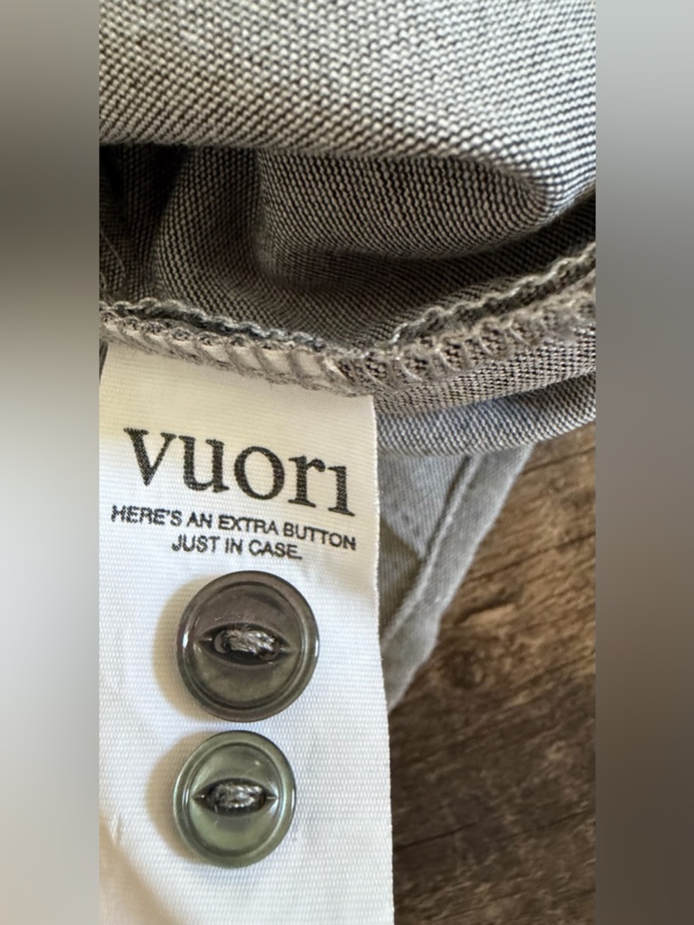 Vuori Men's XL Bishop Short-Sleeve Button-Up Shirt Light Gray V154 -Company Logo - Picture 11 of 16